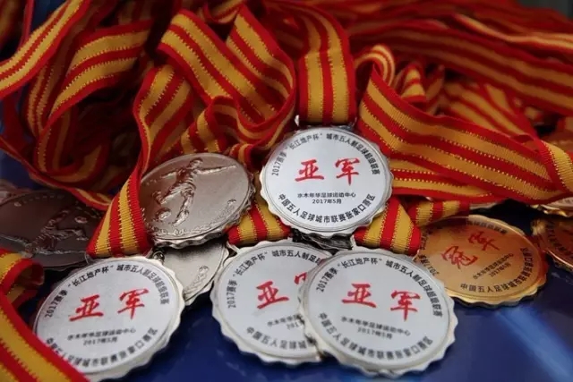 梅迪纳：从拾纸板的街区到勒沃库森的新中坚