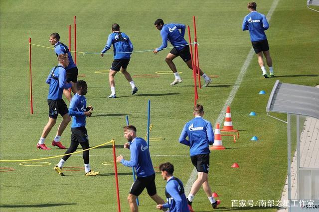 穆里尼奥或让阿诺德打中场，邓弗里斯列为首选右后